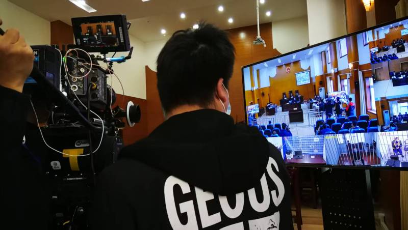 AI生成VS人工创意——汝州市广告片拍摄公司的技术浪漫主义实践